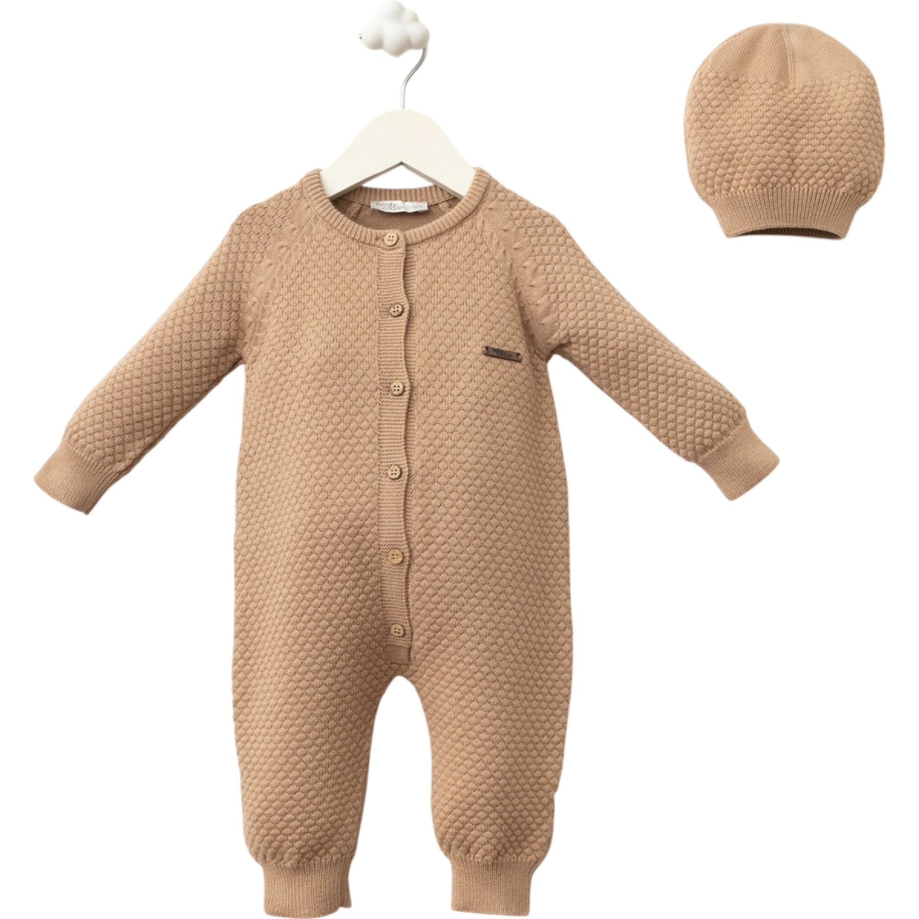 Бебешки плетен гащеризон с предно закопчаване с красиви копчета, обло деколте и шапчица към него